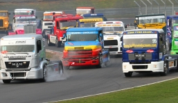 Cuộc đua của những cỗ máy nặng nề và cồng kềnh